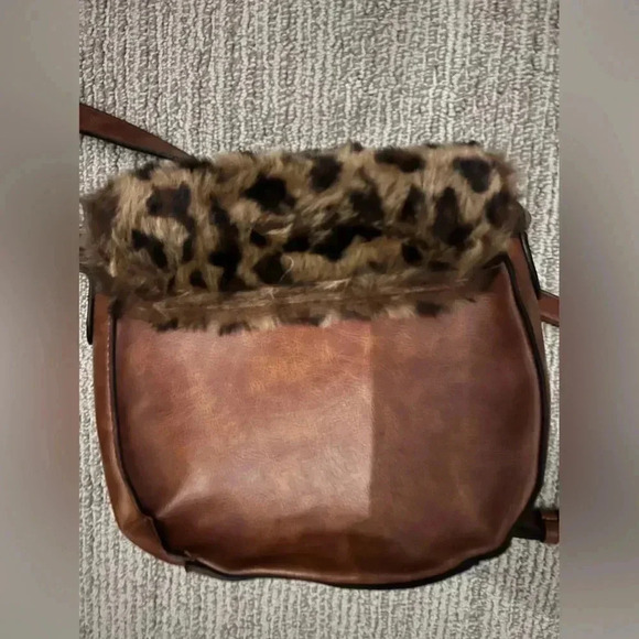 Leopard crossbody purse with faux SOFT fur on flap - Picture 4 of 6